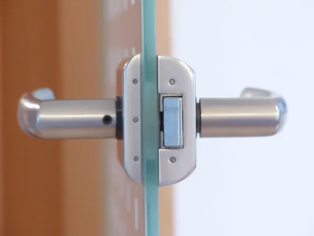 door lock, door, door knob, jack, door handle, entrance, metal, front door, close, security, blocking, lock, glass door, close to, to graduate, door lock, door lock, door lock, door lock, door lock, door, door knob, door knob, door knob, door handle, door handle, front door, lock, lock. Locksmith operations: a step-by-step job workflow